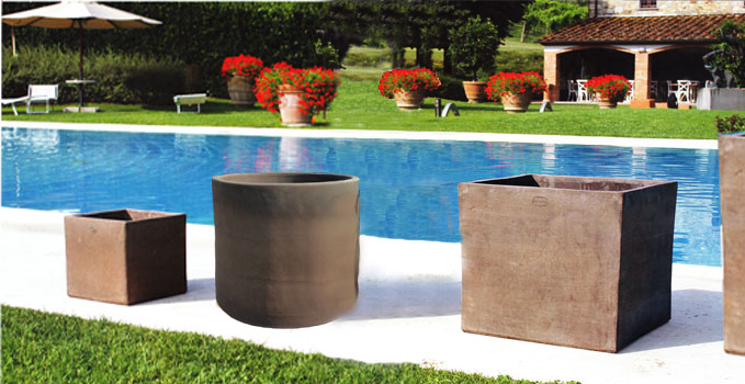 toskanischer Garten mit Pool und Terracotta-Töpfen