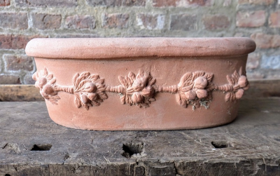 Vaschetta robbiana -Ovaler schmaler Terracotta- Pflanzgefaß mit Girlande in 4 Größen