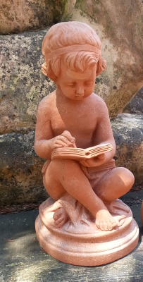 Bambino seduto - Sitzender Terracotta-Junge mit Buch