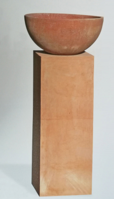 halbkugelförmige Terracottaschale auf schlichter rechteckiger Säule