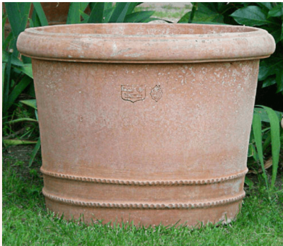 terracotta Zylinder mit Ringen im Garten