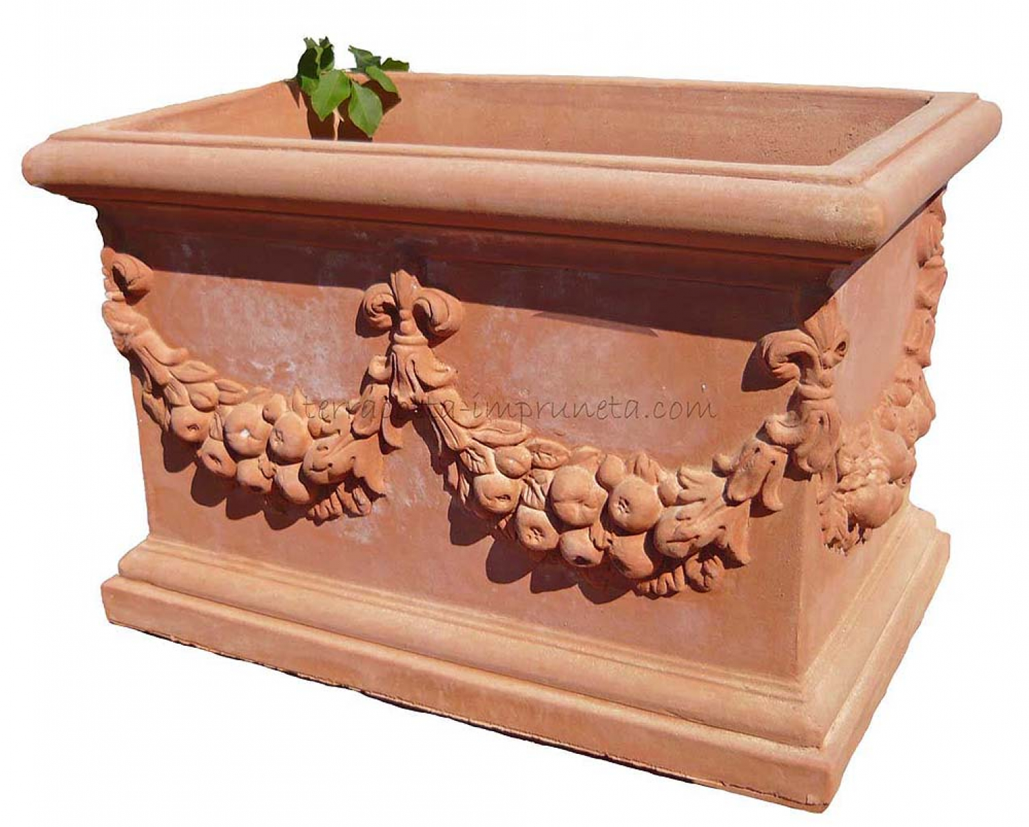 ausladender eckiger Terracotta-Pflanzgefäß mit Girlande