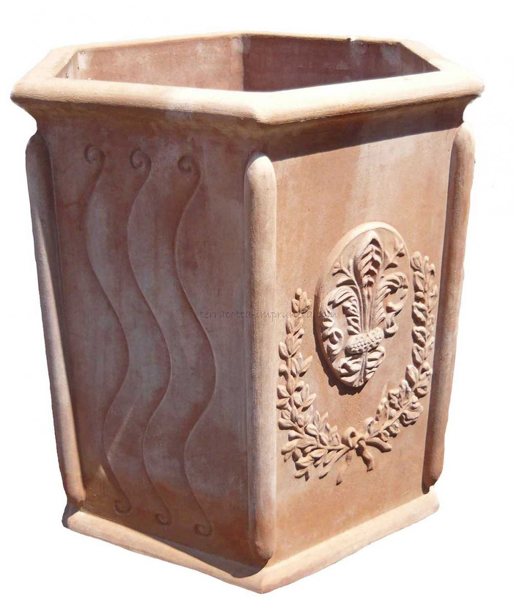 sechseckiger Terracotta-Kasten mit Lilie