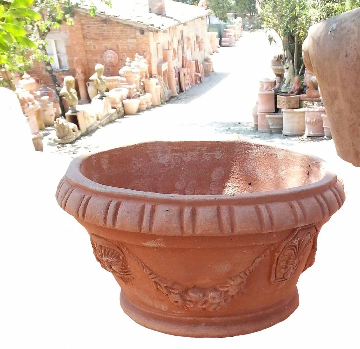 verzierte Terracotta-Schale mit florentinischer Lilie