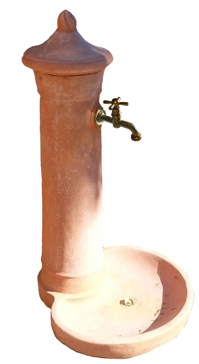 Freistehende Terracotta-Wasserstelle mit runder Saeule