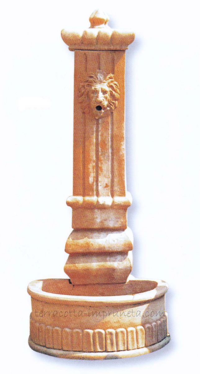 Terracotta-Wandbrunnen mit eckiger Säule und Löwenkopf.