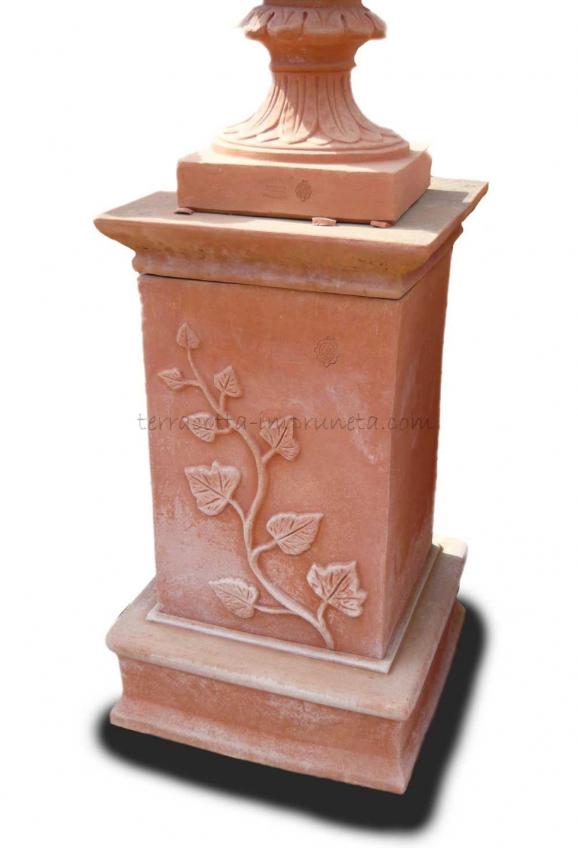 eckige Terracotta-Saeule mit Efeu