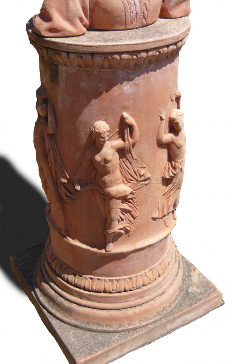 runde Terracotta-Saeule mit Figuren