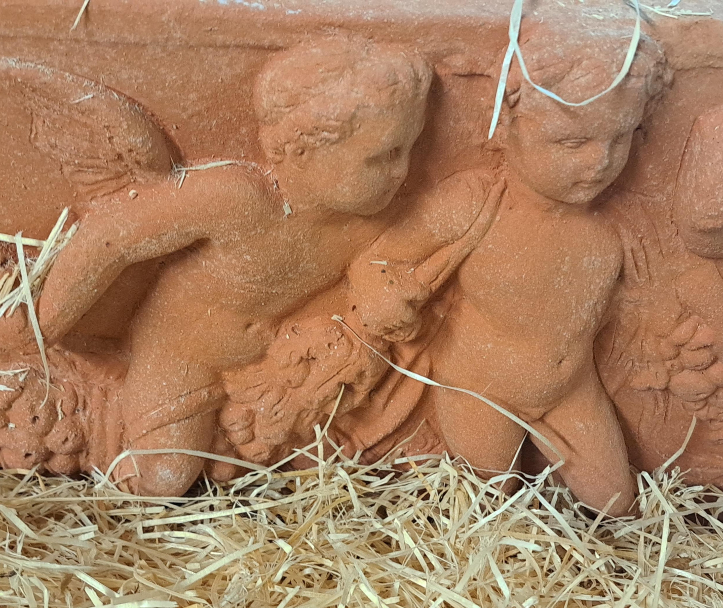 Fascia putti - Breites Terracotta-Wandbild mit Putten